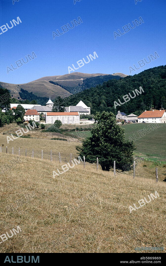 Roncesvalles, paisaje y monasterio, Camino de Santiago.