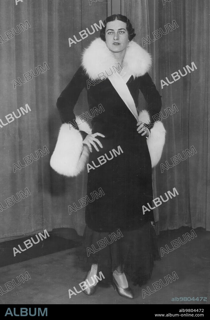 En la Imagen, abrigo de terciopelo Negro, con cuello y Carteras de armiño Verdadero de 1930.