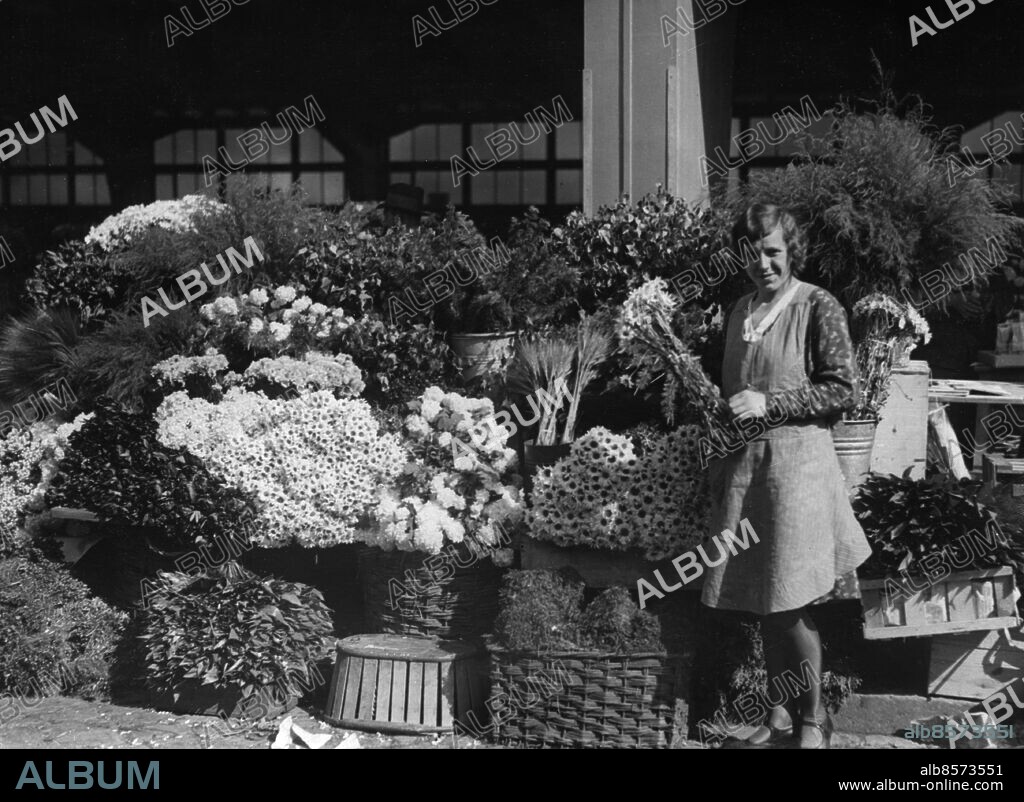TYSKLAND BERLIN omkring 1930. Orig. bildtext... EUROPAS GRÖSSTE BLUMENBÖRSE IN BERLIN. Morgendliche Stimmungsbilder vom Blumen-Engrossmarkt in der Markthalle Lindenstrasse. Zur Abholung bereite Commissionen prächtigster Erzeugnisse der Flora. Foto: AB Text & Bilder / SVT / Kod:5600 Mapp: 5-min. Tyskland 1925-32 10:Grödor till marknaden sites: BERLIN;TYSKLAND PhotoDate:193?-??-??.