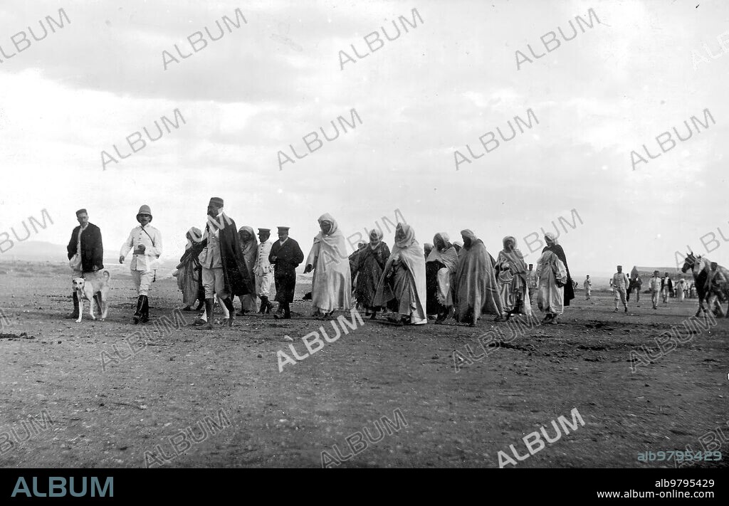 November 1911. From the Melilla campaign. Kabyle Moors of Beni-Buyagi Heading to the Zeluan camp to request Peace from General Villalón. (photo Ruiz).