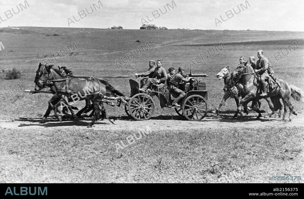 A red army cavalry unit with machine-gun carriages on the march, june 1942. 01/02/1942