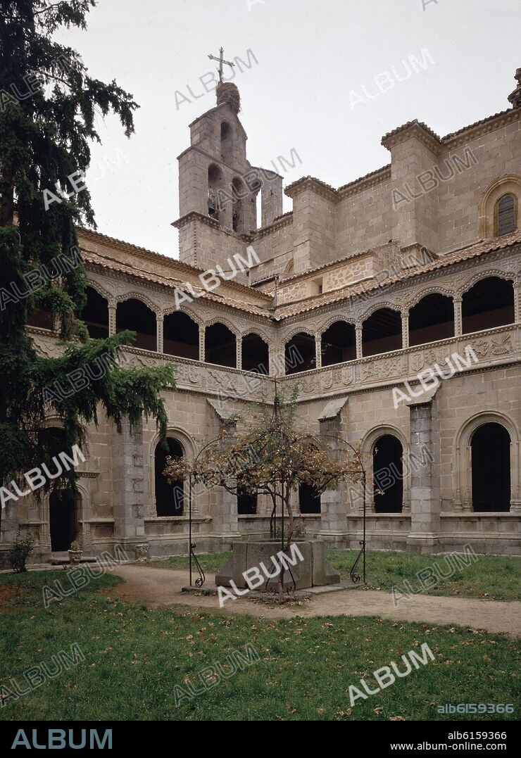 CLAUSTRO DEL SILENCIO-ESTILO GOTICO ISABELINO-1482-ARQUITECTURA S XV REYES CATOLICOS.