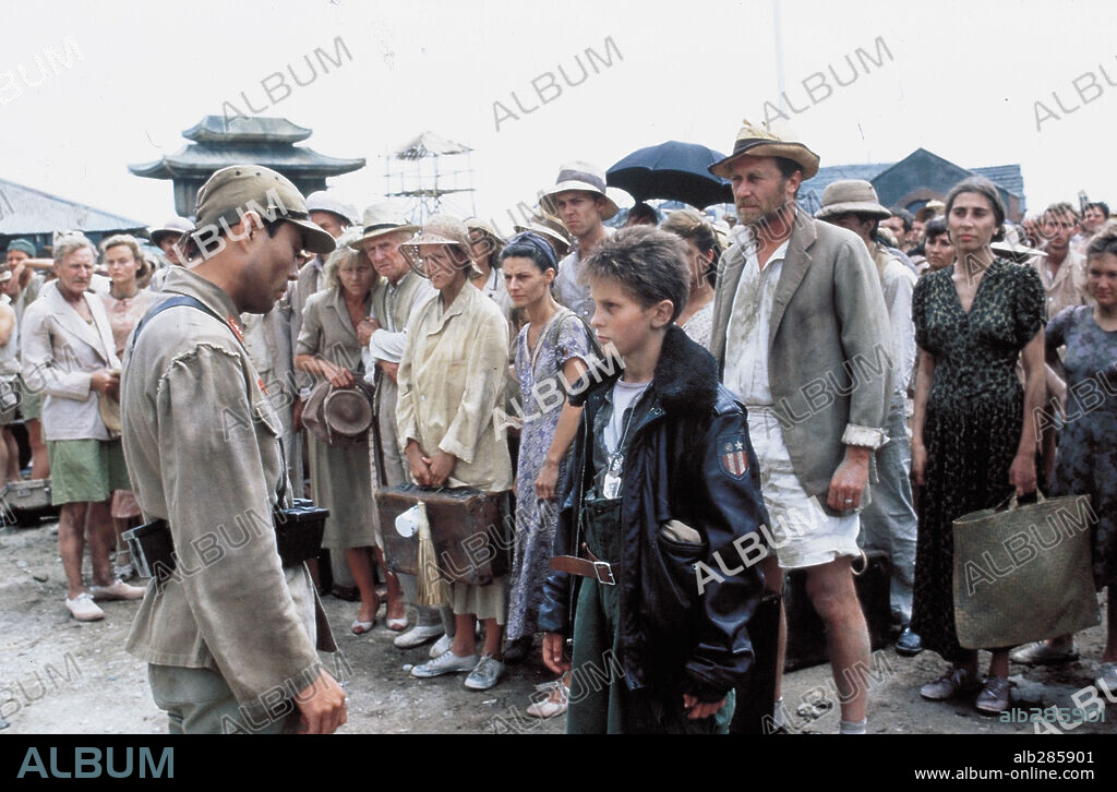 CHRISTIAN BALE in EMPIRE OF THE SUN, 1987, directed by STEVEN SPIELBERG. Copyright WARNER BROTHERS.