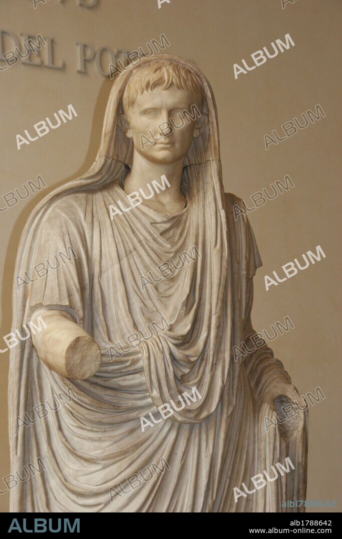 AUGUSTO, Cayo Julio Cesar Octaviano (Roma,61 a. C. -Nola,14 d. C.). Primer emperador romano e hijo adoptivo y heredero de César. Su gobierno significó toda una serie de reformas que afectó a la reorganización del Senado y a la jerarquización de las clases sociales. ESTATUA DEL EMPERADOR REPRESENTADO COMO PONTIFEX MAXIMUS. Museo Nacional Romano. Roma. Italia.