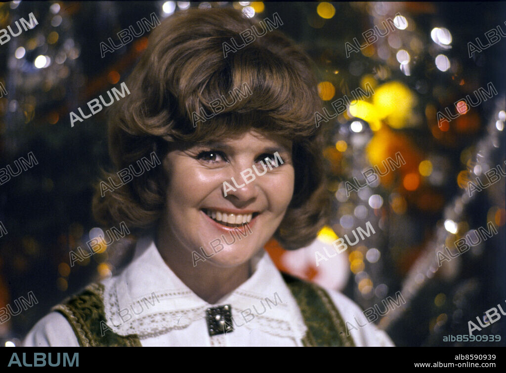 ARKIV 1977DEC. Sonja Stjernquist, sångerska och skådespelerska, porträtt i samband med en sändning av TV-programmet Julnygammalt på Björknäspaviljongen i Nacka december 1977.. Foto: Leif R Jansson / SCANPIX / Kod: 50020.