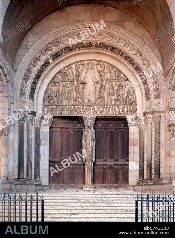 Autun (Saône-et-Loire, France), Cathedral Saint Lazare. View of the tympanum of the main doors showing the Last Judgement. Photo, undated.