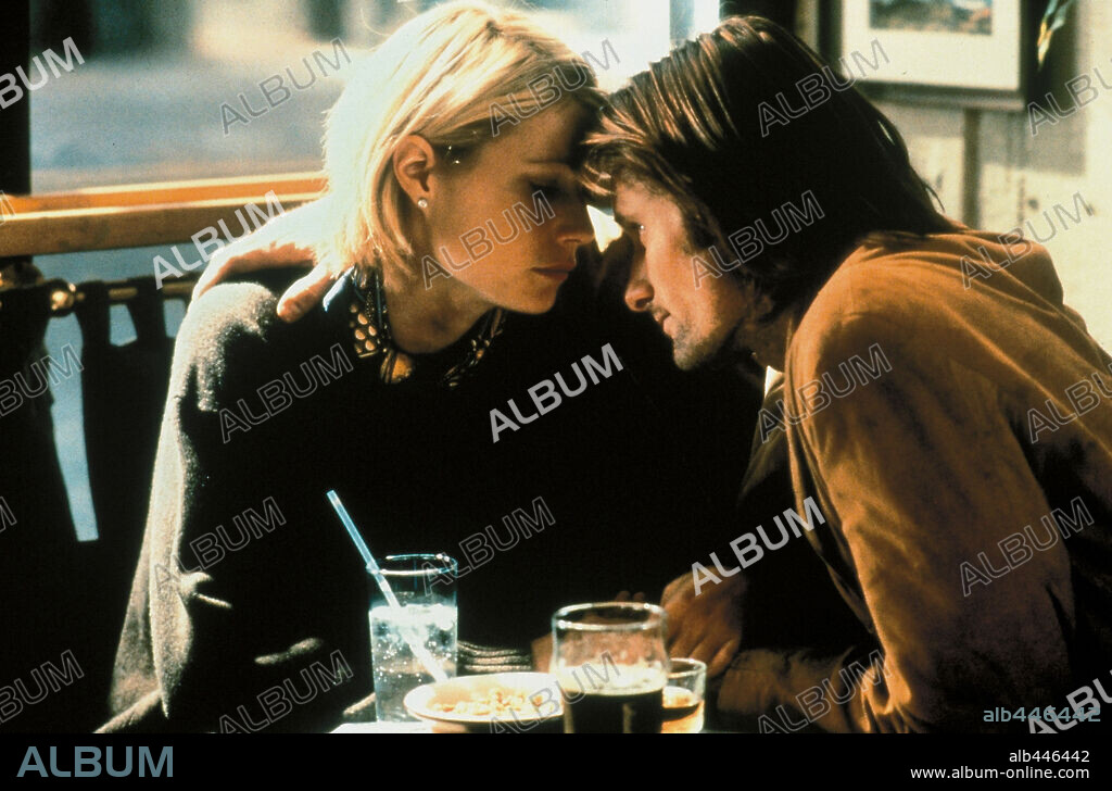 GWYNETH PALTROW and VIGGO MORTENSEN in A PERFECT MURDER, 1998, directed by ANDREW DAVIS. Copyright WARNER BROTHERS.