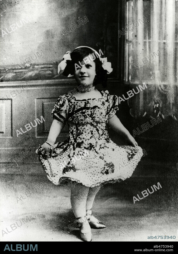 Miss Tony Poucette, naine danseuse. Photographie anonyme pour une carte postale vers 1920. Credit : Collection IM/KHARBINE-TAPABOR.