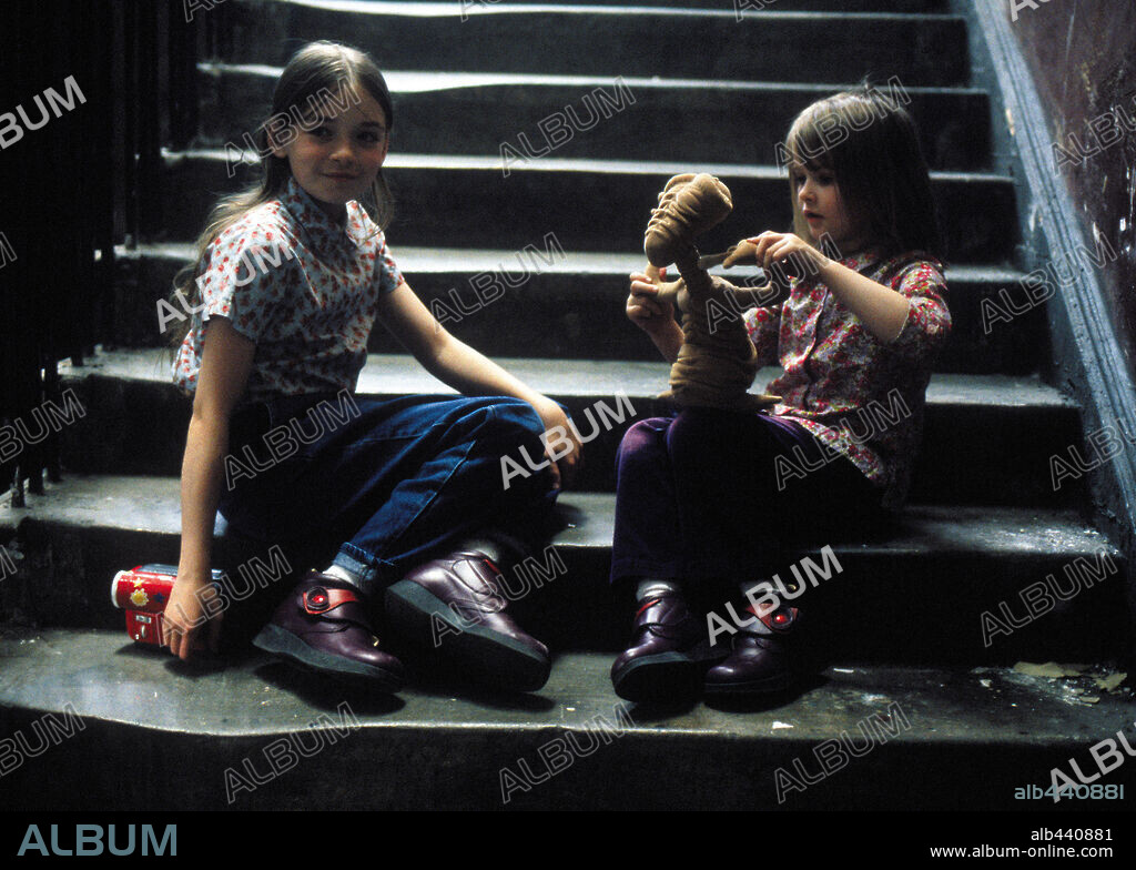 EMMA BOLGER und SARAH BOLGER in IN AMERICA, 2002, unter der Regie von JIM SHERIDAN. Copyright 20TH CENTURY FOX.