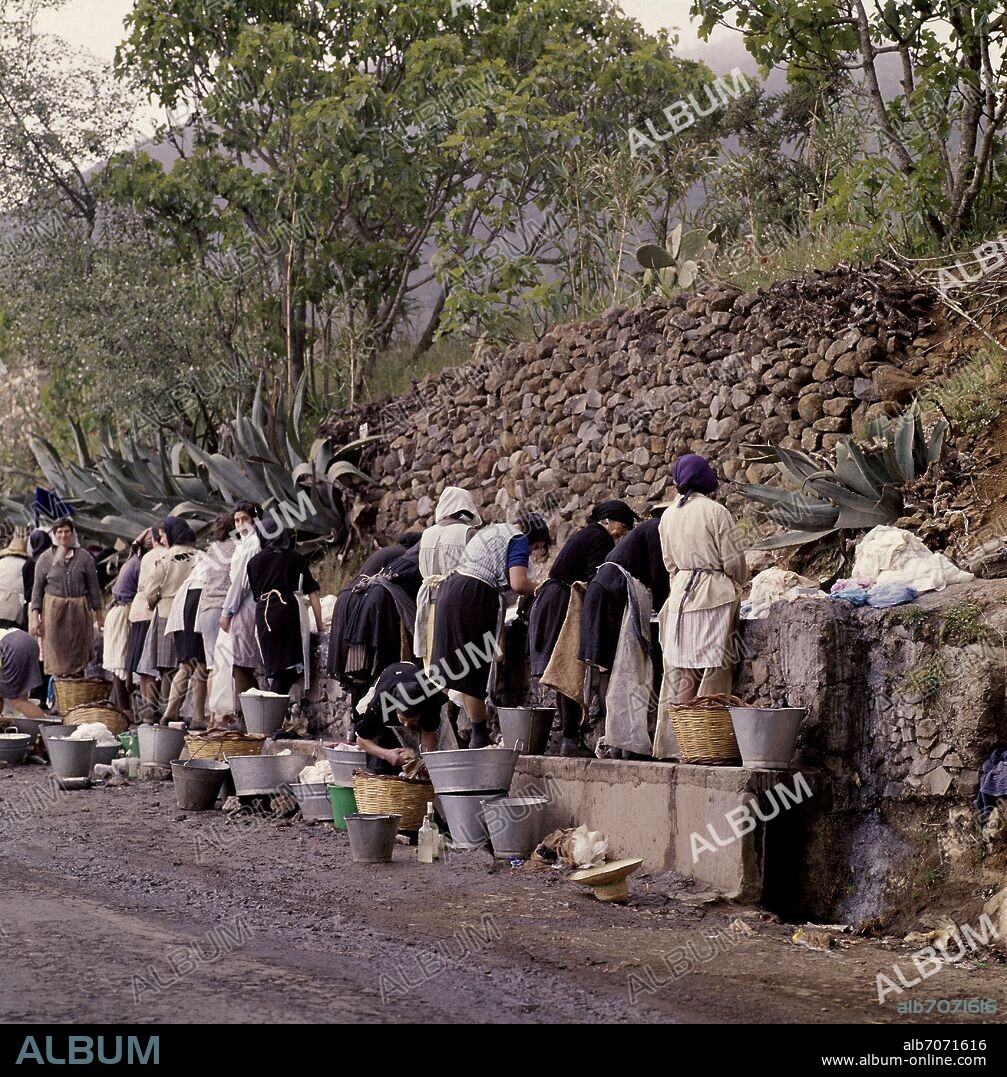 MUJERES EN EL LAVADERO AÑOS 60 SIGLO XX - FOTO DE LOS AÑOS 60.