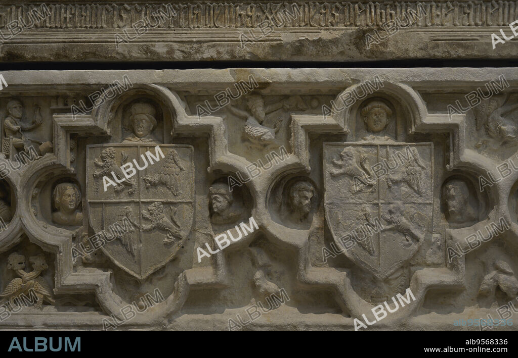 Tumba del rey Fernando I de Portugal (1345-1383). Piedra caliza. Detalle de los escudos heráldicos esculpidos de los Manuel, h. 1382. Procedente del Convento de San Francisco de Santarem (Portugal). Museo Arqueológico do Carmo. Lisboa. Portugal.