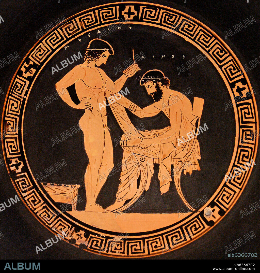 PINTOR DE ERETRIA. ESCENA DE PALESTRA - LINOS Y SU DISCIPULO MOUSAIOS - TONDO DE UNA TAZA DE CERAMICA ATICA DE FIGURAS ROJAS - 440-435 AC - Diam. 25.4 cm.