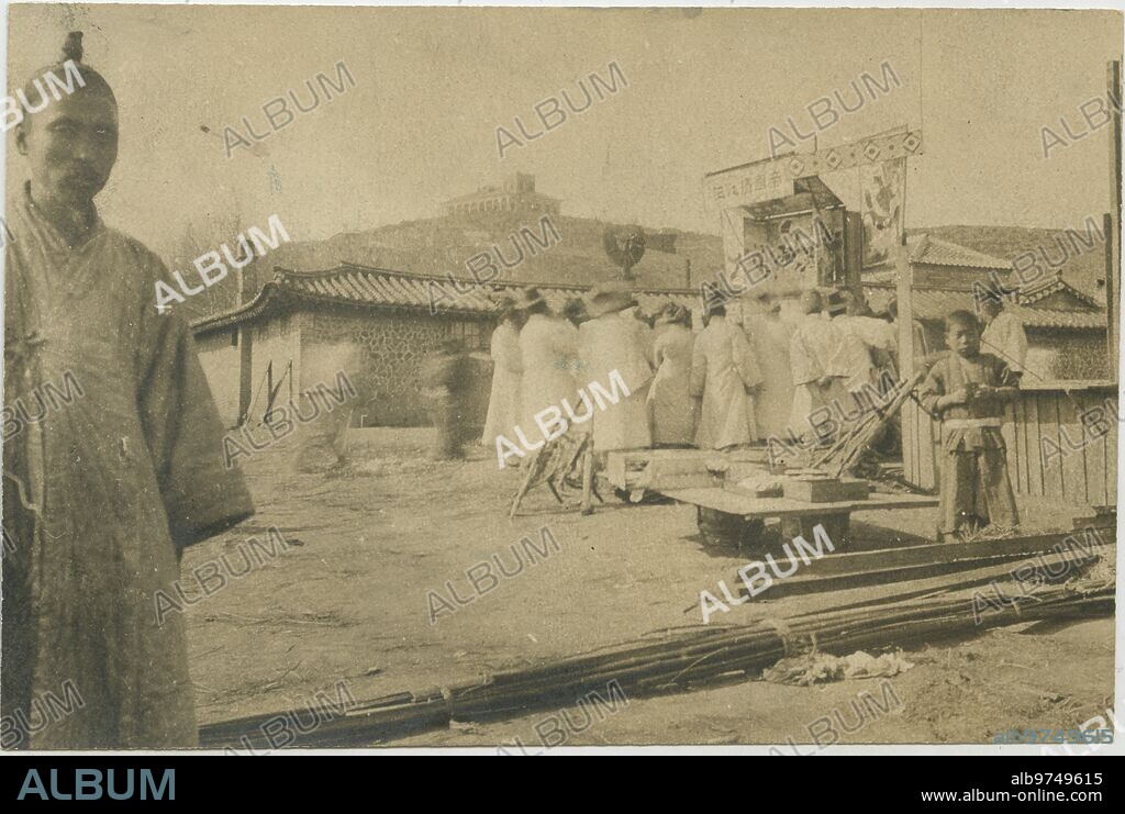 Seúl, Corea, 1903. Reportaje sobre la ciudad coreana publicado en Blanco y Negro. En la imagen, coreanos leyendo una proclama del Rey.