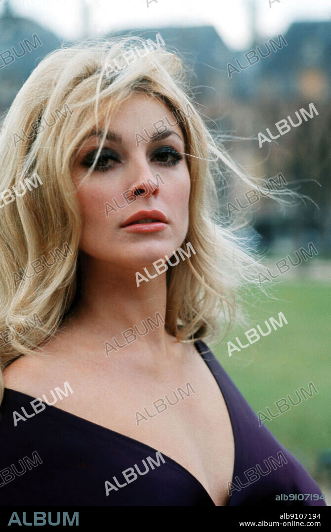 SHARON TATE en EL OJO DEL DIABLO, 1966 (EYE OF THE DEVIL), dirigida por J. LEE THOMPSON. Copyright M.G.M.