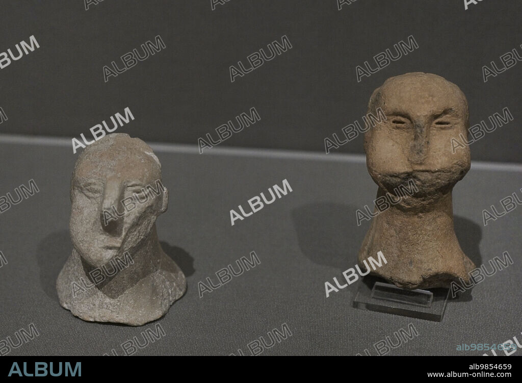 Período Neolítico. Edad de los Templos (3600 al 2500 a.C.). Malta. Cabezas de arcilla y piedra que se rompieron, separándose de sus esculturas, o bien fueron realizadas con los cuellos adaptados para encajar mediante clavijas en estatuas acéfalas. Proceden de Tarxien. Museo Nacional de Arqueología. La Valeta. Malta.