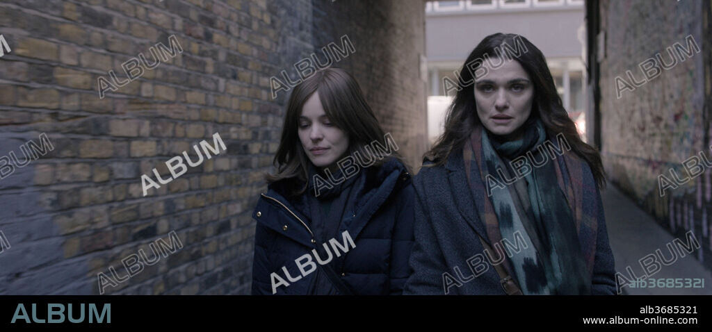 RACHEL MCADAMS and RACHEL WEISZ in DISOBEDIENCE, 2017, directed by SEBASTIAN LELIO. Copyright STAGE 6 FILMS.