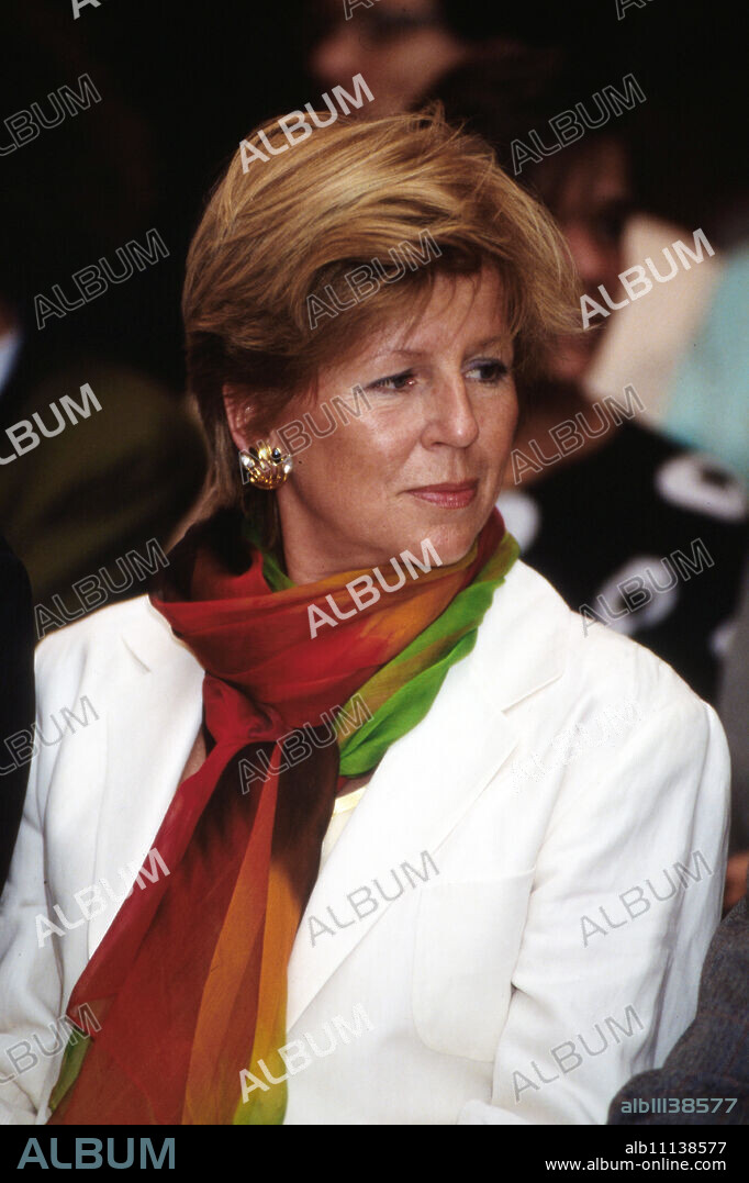 Ilse Madaus in the audience when Hanns Joachim Hajo Friedrichs, German journalist, receives the Media Prize for Language Culture in Wiesbaden, Germany 1992. (original german headline: Hanns Joachim Friedrichs).