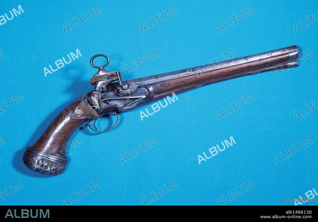 HISTORIA ARMAS DE FUEGO. PISTOLA DE PIEDRA DE CHISPA del primer tercio del siglo XVIII. Fabricada en Ripoll (Girona). La villa de Ripoll, entre los siglos XVI al XVII, fué el centro productor de armas de fuego portátiles más importante de España y una de las más reconocidas de Europa. Archivo-Museo Folclórico. Ripoll. Provincia de Girona. Cataluña.