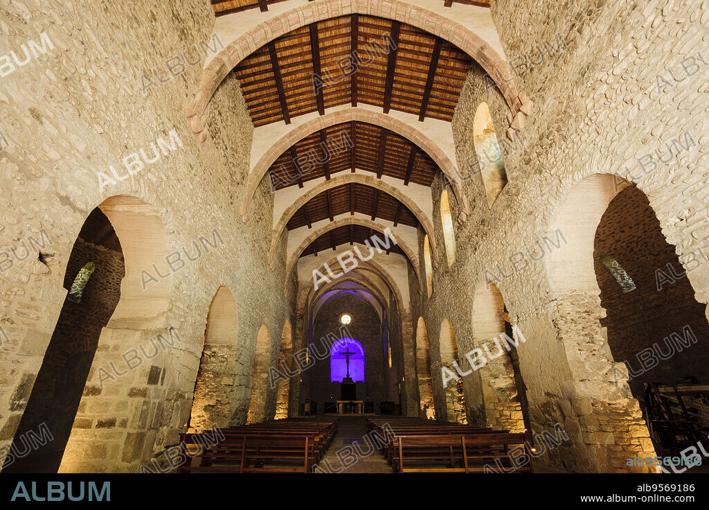 iglesia de San Miguel arcangel,nave central,monasterio benedictino de Sant Miquel de Cuixa , año 879, pirineos orientales,Francia, europa.