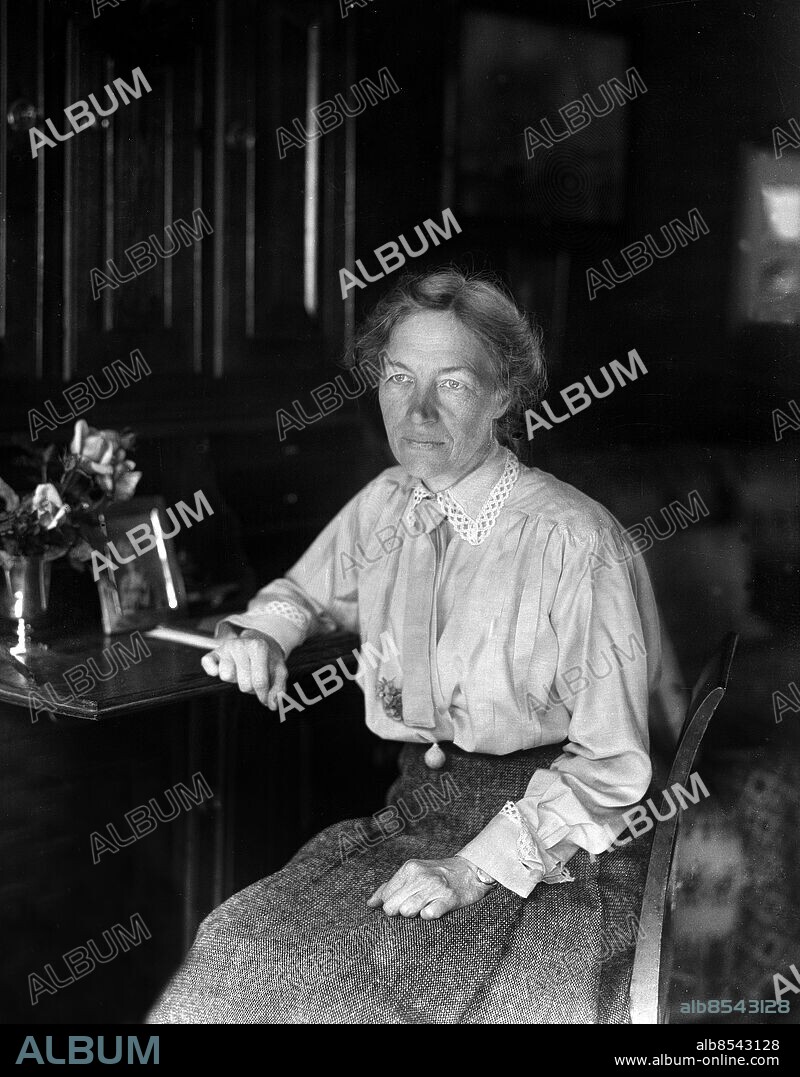 Arkiv 1921 . Skolkökslärarinnan Kerstin Hesselgren (1872-1962) blev Sveriges första kvinnliga riksdagsman 1921. Hon satt i riksdagen till 1944. Först betecknade hon sig som politisk vilde men 1926 gick hon med i Folkpartiet. Hennes hjärtefråga var sociala reformer för kvinnor och barn. Hon gjorde också betydande insatser för arbetarskyddet.. Kerstin Hesselgren, the first women in the Swedish parliament.. Foto: TT / Kod 1900.
