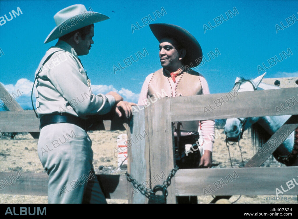 CANTINFLAS en POR MIS PISTOLAS, 1968, dirigida por MIGUEL M. DELGADO. Copyright POSA FILMS, S.A.
