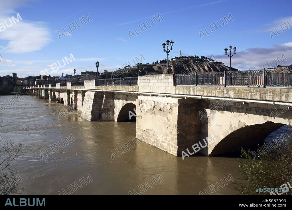 Tudela; puente medieval de origen árabe sobre el rio Ebro.