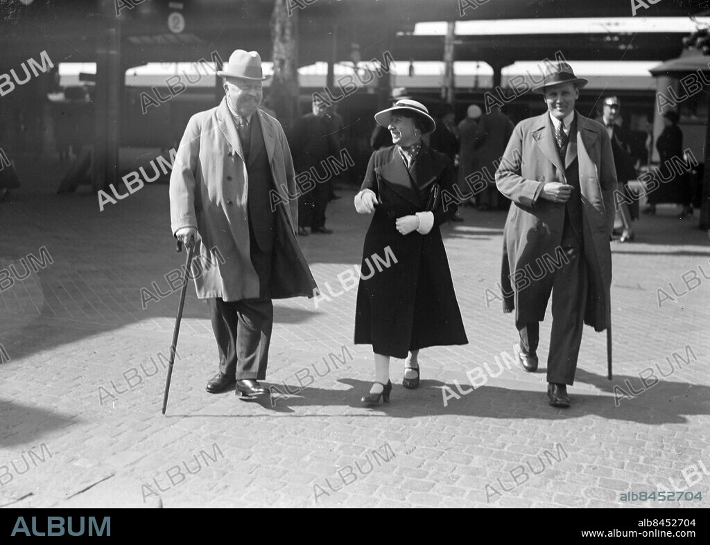 Göteborg - 1936-05-06 - Tonsättaren Wilhelm Pettersson-Berger på Centralstationen tillsammans med fru Due-Möller och sångaren Edvard Tolm - *** Local Caption *** GT Låda 1936-maj-01. KAMERAREPORTAGE.