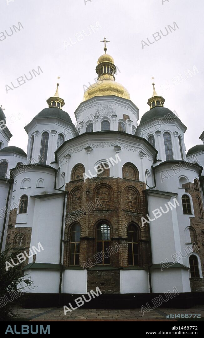 UCRANIA. KIEV. Vista de la CATEDRAL DE SANTA SOFIA, erigida en el 1037 con posteriores remodelaciones. Arquitectura bizantina y estilo barroco ucraniano. Vista exterior.