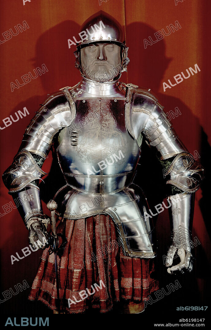 ARMADURA DE CARLOS V CON LA IMAGEN DE UN CABALLERO DE LA ORDEN DE SANTIAGO GRABADO EN EL PETO - SIGLO XVI.