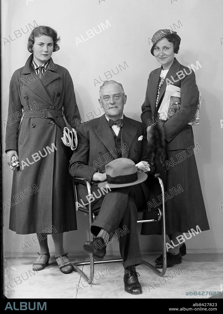 ARKIV 1938 . Filmregissören och skådespelaren Victor Sjöström (1879-1960) inbjöds 1923 till Hollywood tillsammans med Mauritz Stiller och Greta Garbo och gjorde där ett flertal filmer. Tillsammans med Stiller var han tongivande under den period som brukar kallas för Svensk films första guldålder. Bilden visar Sjöström tillsammans med sina båda döttrar Guje och Kaye. Guje gifte sig senare med skådespelaren Sture Lagerwall.. Filmdirector Victor Sjöström together with his daughters Guje and Kaye.. Foto: TT / Kod 1900.