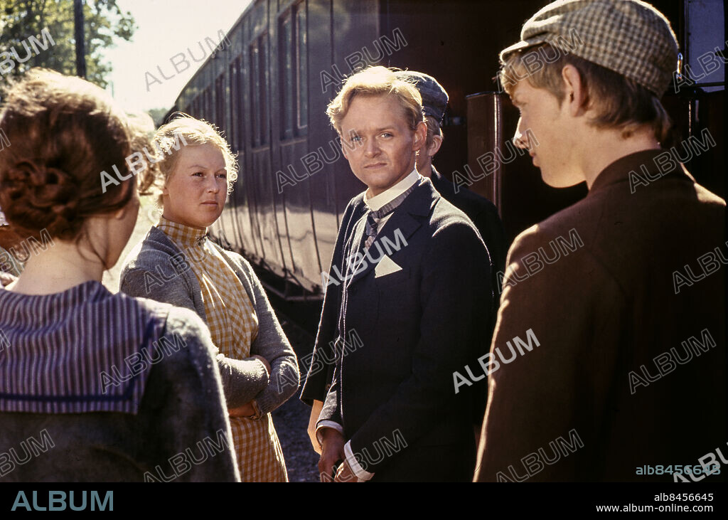 DIN STUND PÅ JORDEN TV-serie efter Vilhelm Mobergs roman i regi av Per Sjöstrand Sänt första gången 1973-02-14 Lena Pia Bernhardsson som Jenny och Mats Sturesson som den unge Albert. Foto: Kenneth Thorén / SVT / Kod:5600 Bildservice C 842 / färgdia TV 2 teatern persons: LENA PIA BERNHARDSSON;MATS STURESSON sites: SVERIGE PhotoDate:1972-??-??. Bilden får endast användas i programpresenterande sammanhang. Fotografens namn, Sveriges Television samt programmets titel skall alltid anges.