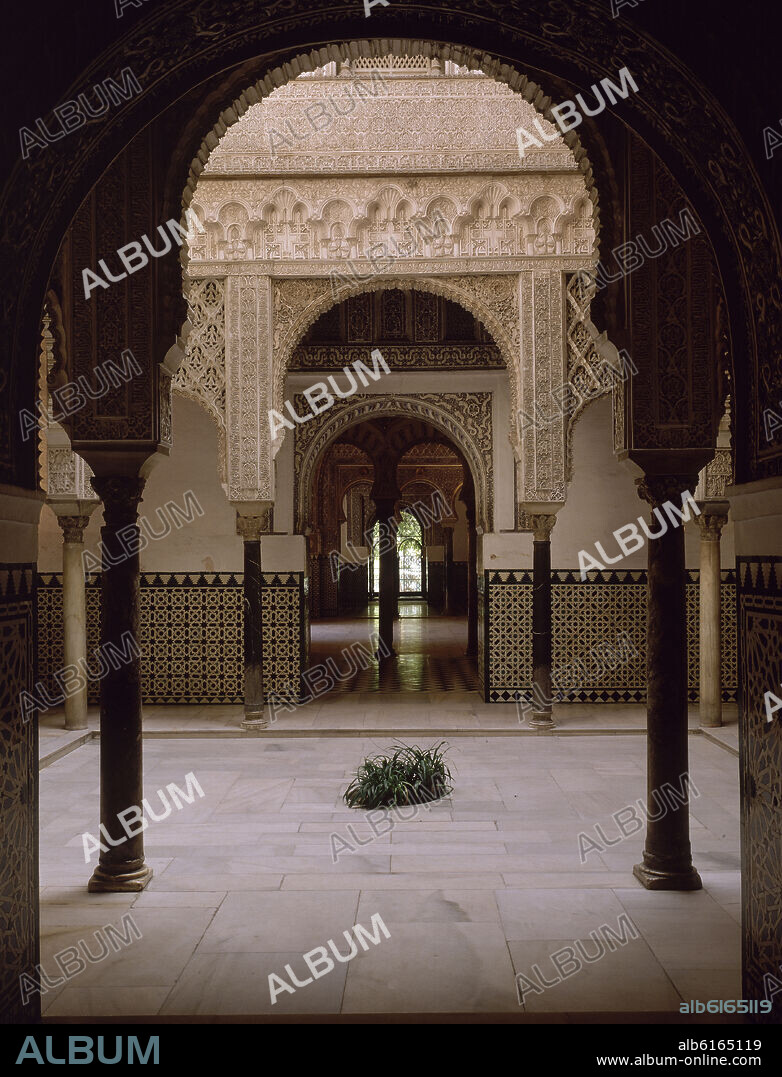 PATIO DE LAS MUÑECAS - ZONA PRIVADA DEL PALACIO DE PEDRO I - SIGLO XIV - MUDEJAR - AL FONDO EL SALON DE EMBAJADORES.
