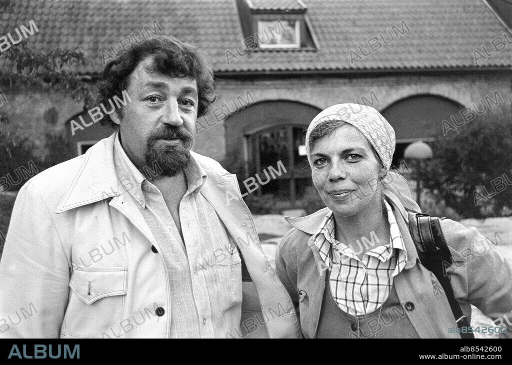 STOCKHOLM 1973. Inför tv-programmet SOMMARKVÄLL, en serie program sänt i juli 1973. 1973-07-09 är Bim och Cornelis Vreeswijk programledare med gäster i studion. Foto: SVT / kod:5600 Bildservice D 135 sv/v negativ persons: CORNELIS VREESWIJK;BIM VREESWIJK sites: STOCKHOLM;SVERIGE PhotoDate:1973-??-??.