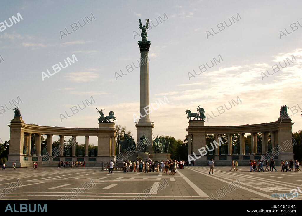 HUNGARY. BUDAPEST. Heroes' Square and Millennium Monument with statues of the leaders of the seven Magyar tribes that founded Hungary in the ninth century and other personalities of Hungarian history. Its construction began when the thousand years were held in the country (in 1896) and was not completed until 1929.