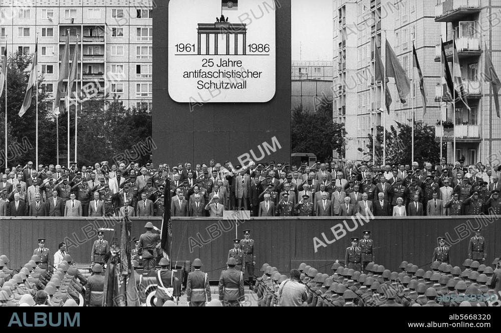 Ost-Berlin / Appell der Betriebskampfgruppen anläßlich des 25. Jahrestages der Errichtung der Berliner Mauer, 13. August 1986. Meldung des Kommandeurs des Berliner Kampfgruppenbataillons "Heinrich Rau" vor der Ehrentribüne in der Karl-Marx-Allee. Foto.