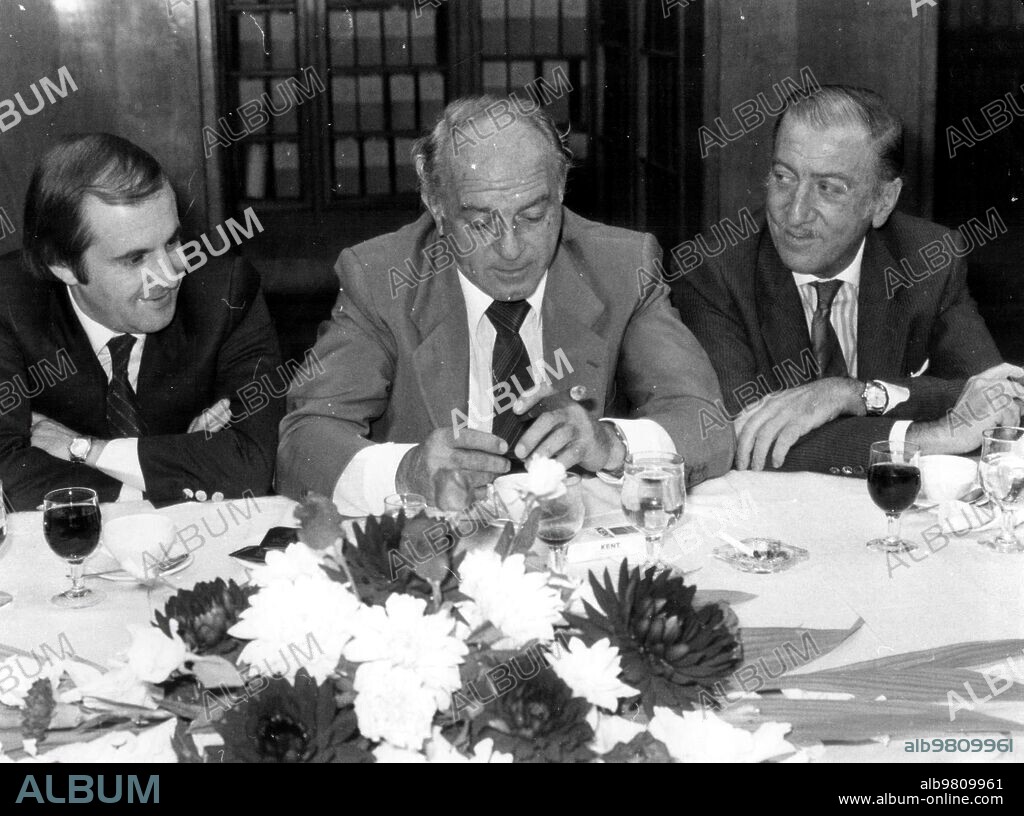 28 octubre 1983. Cena Ofrecida A Vicente Calderón por su nombramiento Como "figura del Mes" en la casa de prensa Española. En la Imagen, José María García, Alfredo Di Stéfano y Fernando vizcaíno Casas.