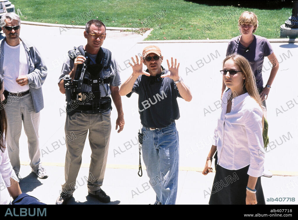 DANIEL SACKHEIM y LEELEE SOBIESKI en ÚLTIMA SOSPECHA, 2001 (THE GLASS HOUSE), dirigida por DANIEL SACKHEIM. Copyright ORIGINAL FILM/COLUMBIA PICTURES CORPORATION / IOVINO, PETER.
