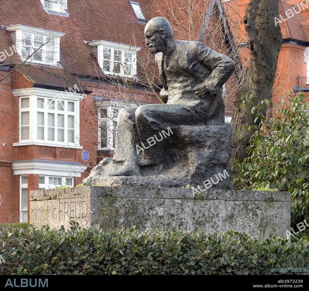 Statue of Sigmund Freud by Oscar Nemon, Fitzjohn's Avenue, Swiss Cottage, Hampstead, London, 2016.