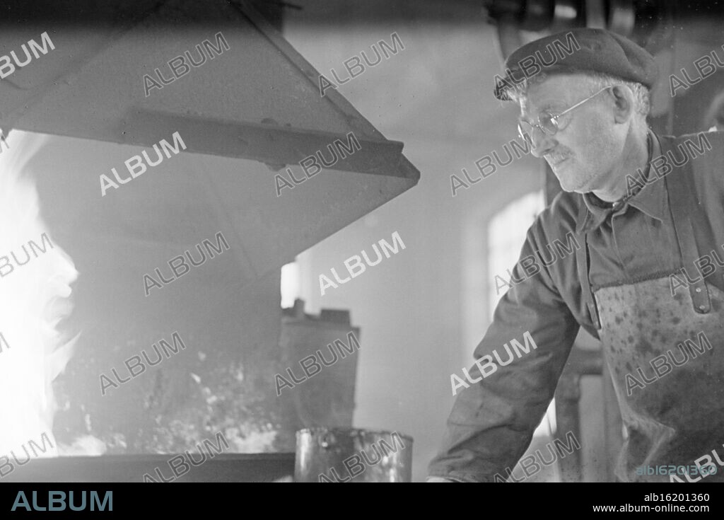 Current 09-1950: Ready for spring. The country's largest manufacturer of agricultural machinery, Kverneland's factory in Time on Jæren, also makes. smaller, but highly necessary agricultural implements. Ivar Maland is in the process of making a small plow part. Mæland is the company's oldest. The workforce is very stable - that is one of the advantages of setting up an industrial plant in the countryside. Photo: Sverre A. Børretzen / Aktuell / NTB. ***Photo not image processed***.
