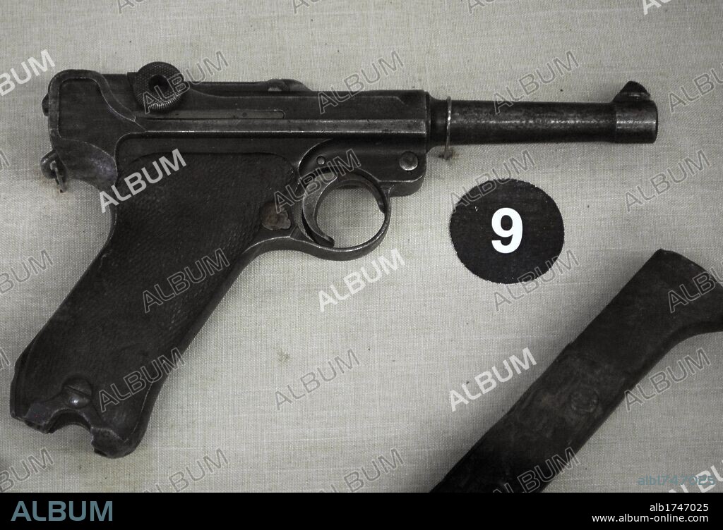 PISTOLA PARABELLUM conocida popularmente por LUGER. Arma semiautomática. Utilizada por el ejército alemán durante la Primera y Segunda Guerra Mundial. Ejemplar alemana. Museo de la Flota del Mar Negro. Sebastopol. Península de Crimea. Europa Oriental.