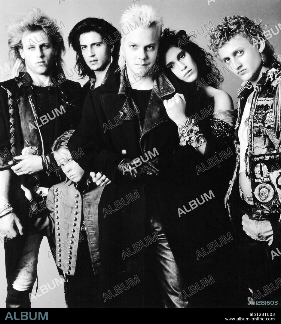 ALEX WINTER, BILLY WIRTH, BROOKE McCARTER, JAMI GERTZ and KIEFER SUTHERLAND in THE LOST BOYS, 1987, directed by JOEL SCHUMACHER. Copyright WARNER BROTHERS.