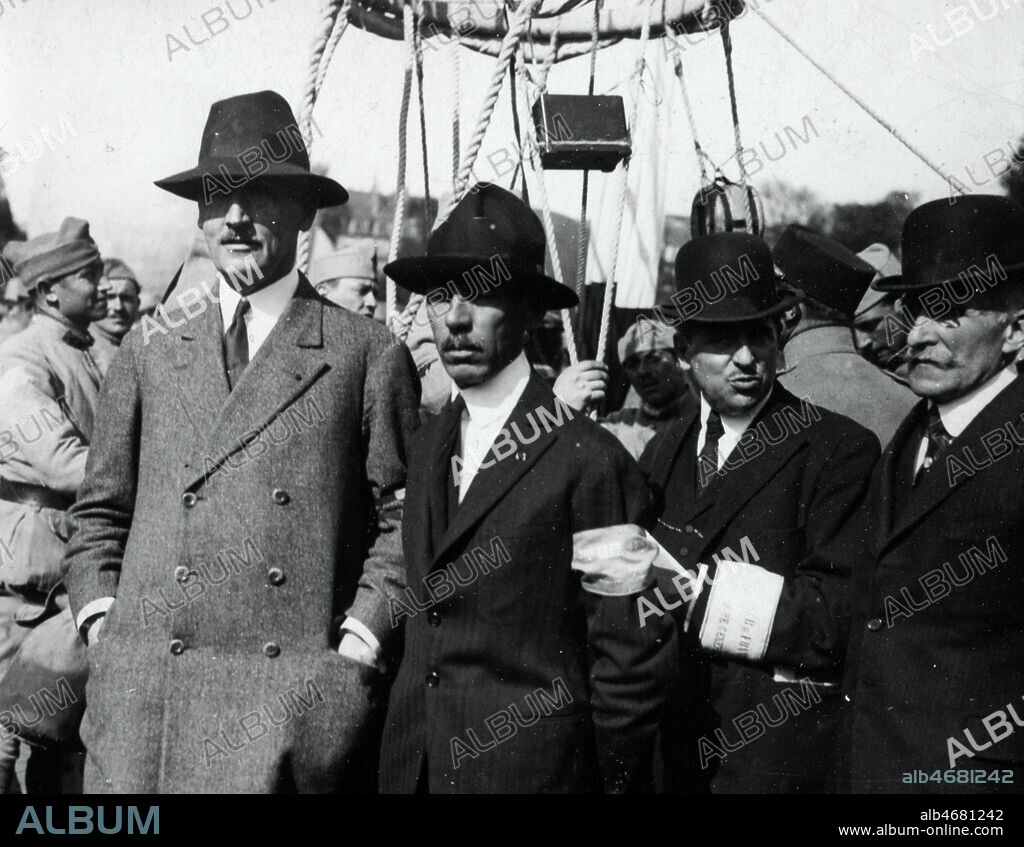 Grand prix de l'aero-club de France : SANTOS-DUMONT (1873-1932) et DE LA VAULT devant leur nacelle. Photographie de 1922. Credit : Collection KHARBINE-TAPABOR.