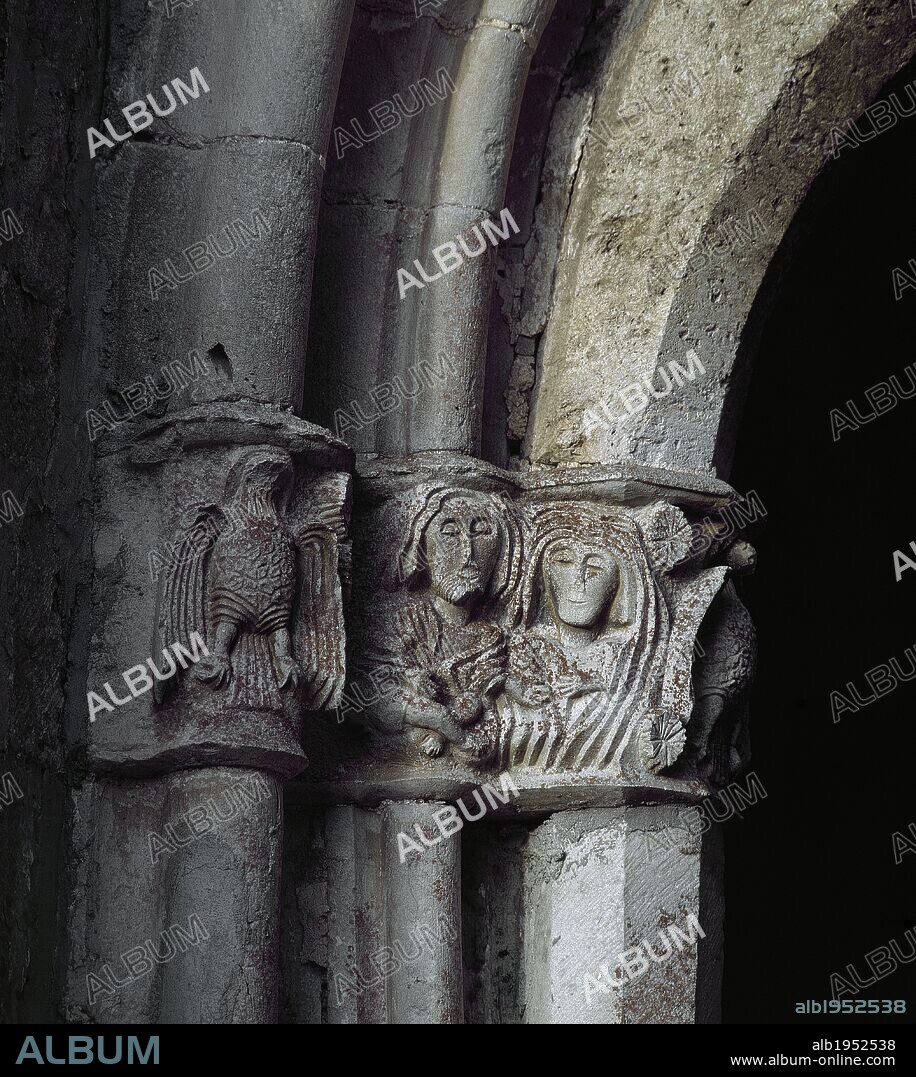 ARTE GOTICO RURAL. IGLESIA DE SAN VICENTE. Detalle de capiteles arcáicos en el pórtico. Podemos observar la imagen de un hombre y una mujer juntos, y a los lados dos águilas. Aproximadamente datado en el siglo XIII. LARUMBE (Cendea de Iza). Navarra.