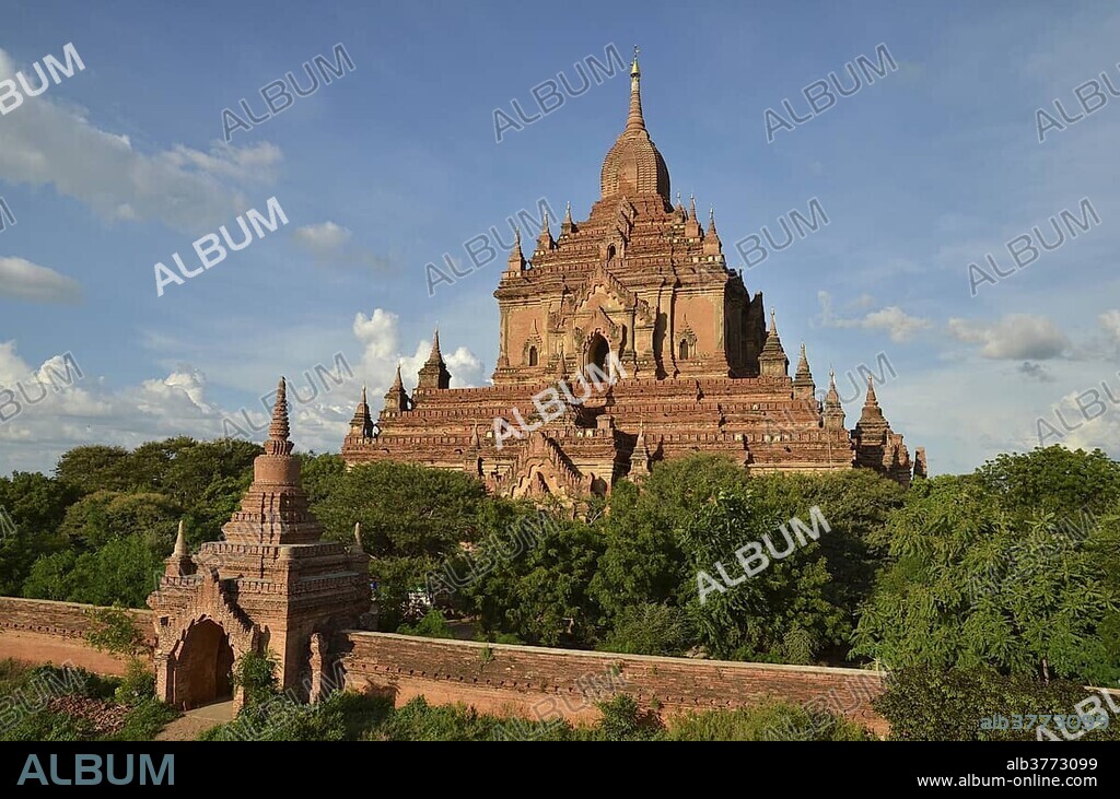 Htilominlo Temple, with over 60 meters the highest building in Bagan from the 13th Century, one of the last great temples built before the fall of the Bagan Dynasty, Old Bagan, Bagan, Burma, Myanmar, Southeast Asia, Asia
