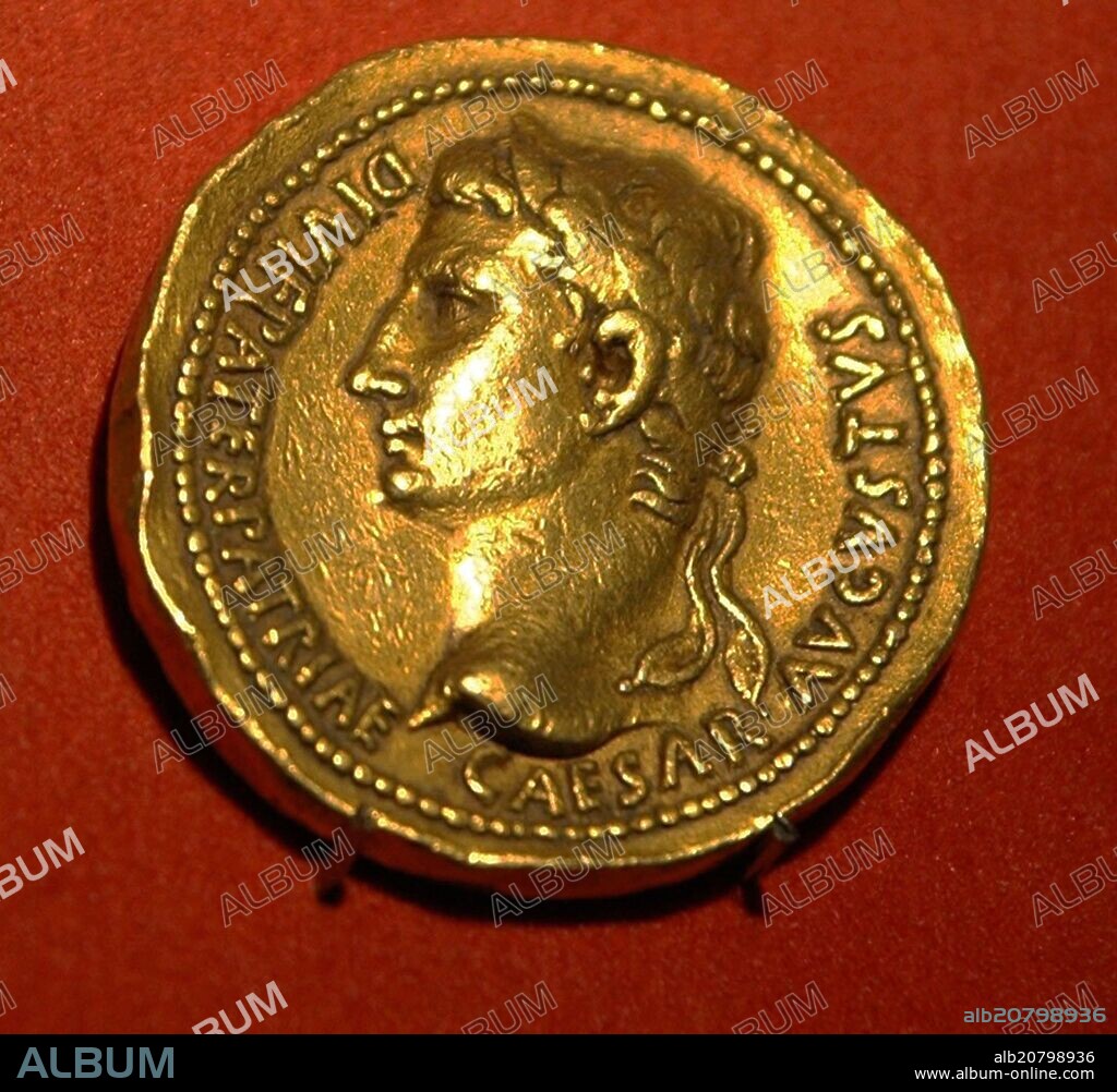 MONEDA ROMANA DE ORO CON LA IMAGEN DE CESAR AUGUSTO.