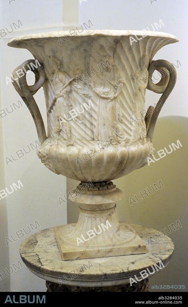 Arte romano. Crátera de mármol pentélico, decorada con relieves del dios Dioniso seguido de su cortejo. Obra neoatica. Mitad del siglo I d. C. Museo Arqueológico Nacional. Nápoles. Italia.