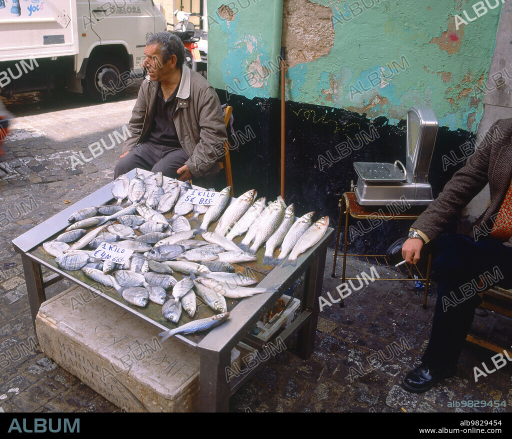 PUESTO DE PESCADO EN LA CALLE CARDOSO.