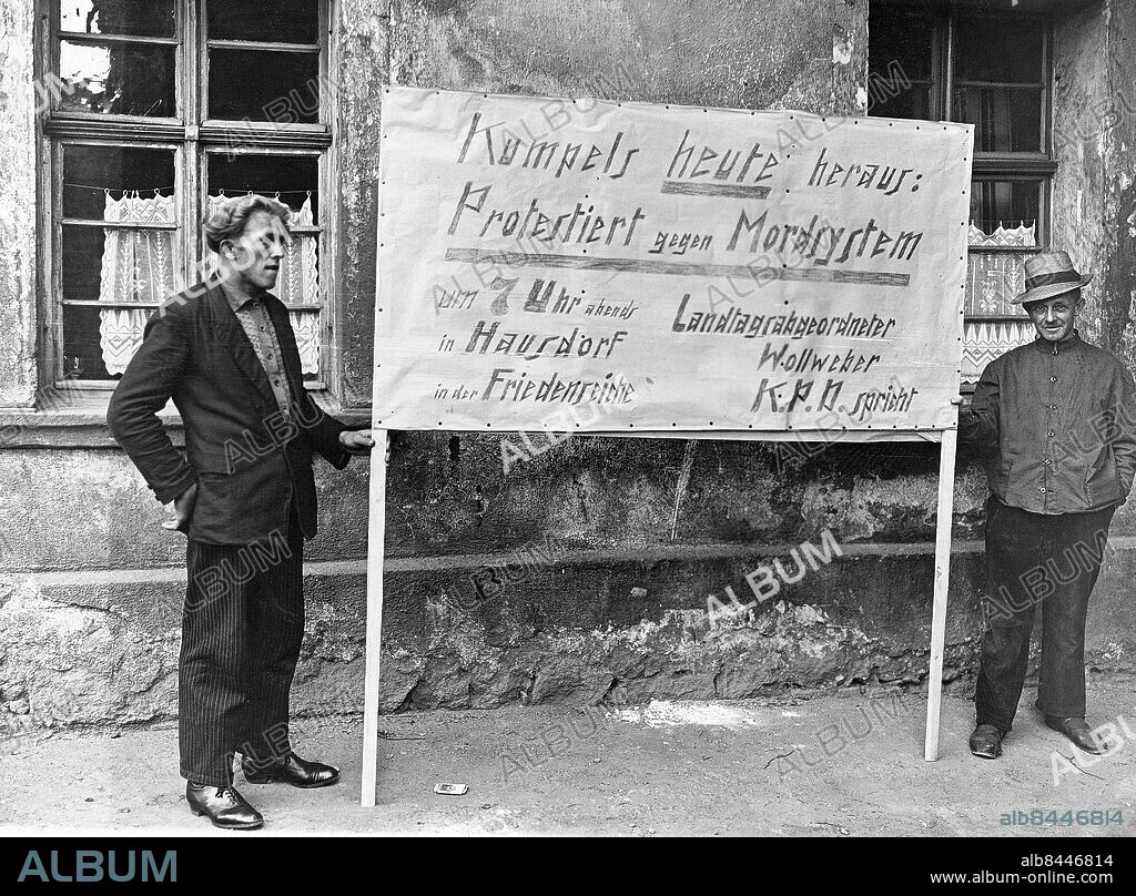 TYSKLAND NEURODE 1930-07. Orig. bildtext... SCHLESISCHE GRUBENKATASTROPHE. KURT-SCHACHT DER WENZESLAUS GRUBE HAUSDORF BEI NEURODE. Kommunisten nutzen die Situation aus. Foto: Presse-Photo / AB Text & Bilder / SVT / Kod: 5600 Mapp: Gruvkatastrofen i Schlesien. Neurode 2736 B1 Bildserier Fotoreportage Gruvolyckor Plakat Protester Kommunister protesterar Kumpels heute heraus: Protestiert gegen Mordsystem sites: NEURODE;TYSKLAND PhotoDate:1930-07-??.