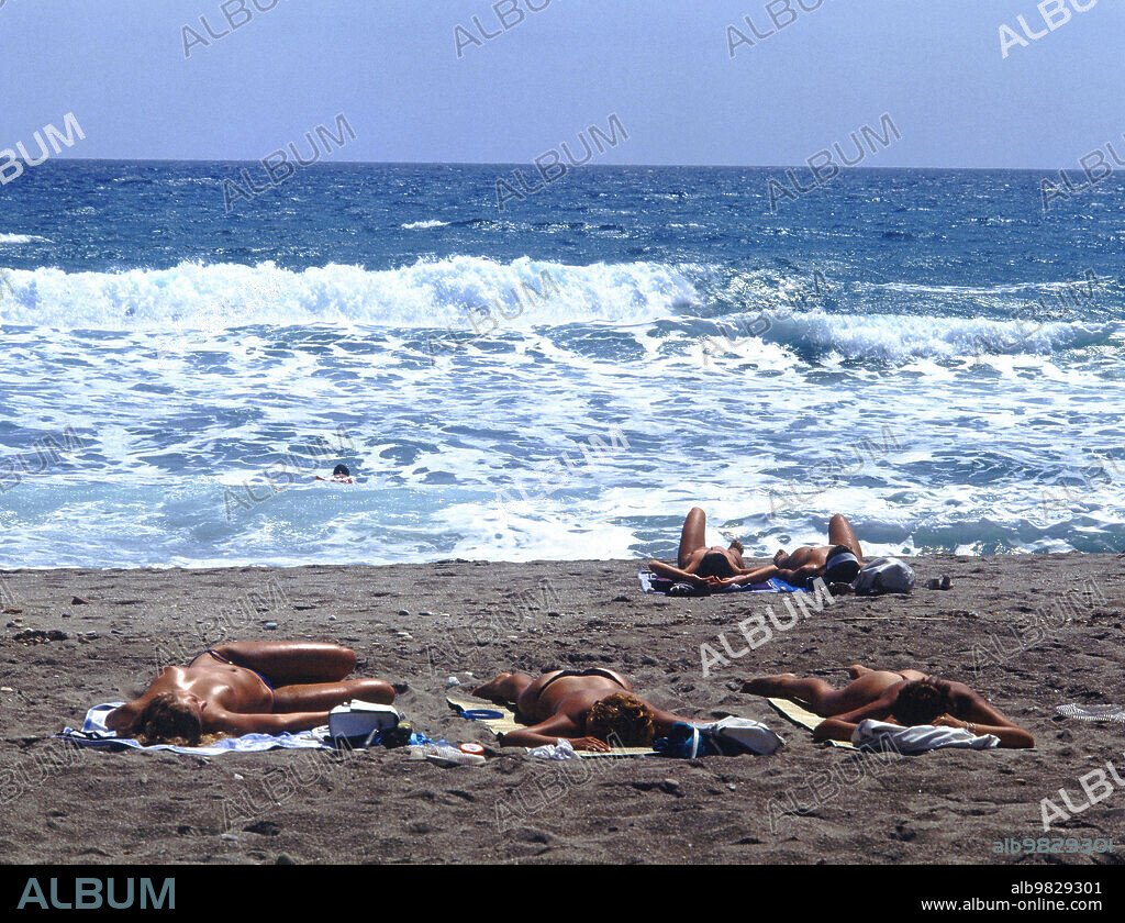 PLAYA - BANISTAS TOMANDO EL SOL EN TOPLESS.