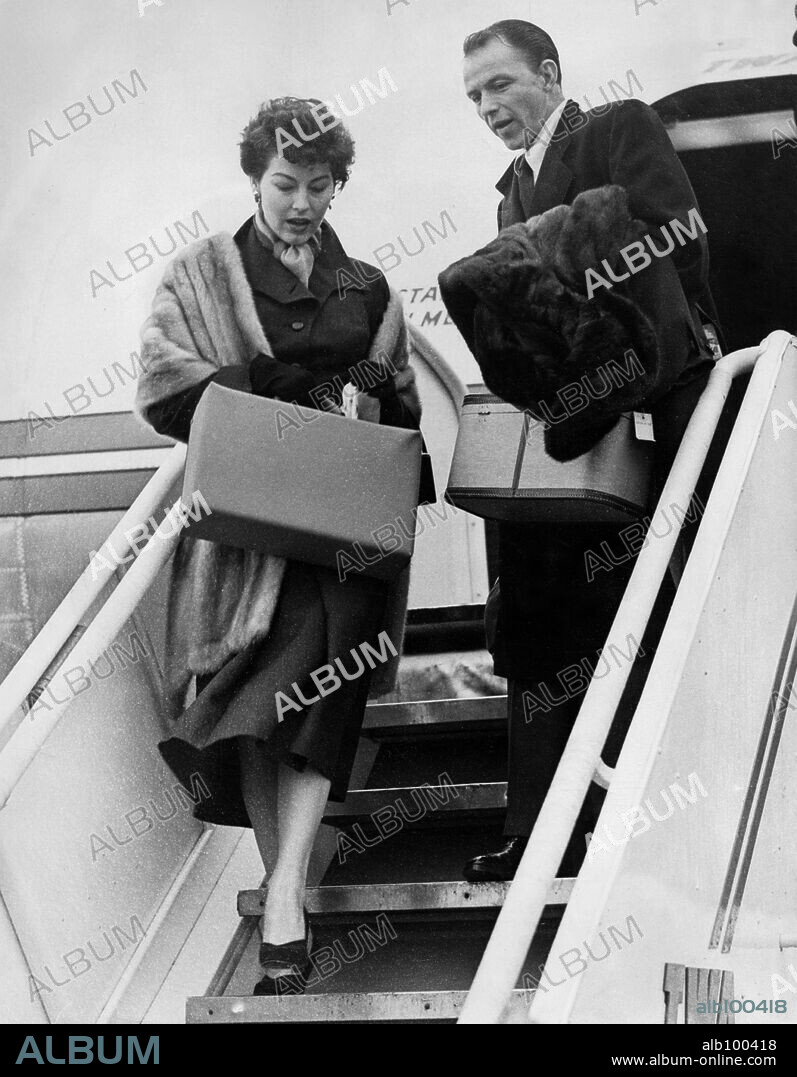 AVA GARDNER and FRANK SINATRA. Nov 05, 1952 - London, England, UK - The man who was commonly thought of as the best American popular singer of the 20th century, FRANK SINATRA with his wife AVA GARDNER arriving in London. Sinatra's voice, whether manifested in song or spoken word, caressed the ears of many a listener for more than five decades. Sinatra's legacy - countless songs and more than 70 films - continue to ensure him the kind of popularity that has reached beyond the grave to elevate him past the status of mere icon to that of cultural institution. AVA GARDNER began her career first as a model, then as a contract player at MGM, where her gawky, unsophisticated demeanor was totally made over by the studio into an image of inaccessible glamour am 05.11.1952 am Flughafen in London. (Credit Image: © Keystone Pictures/ZUMA Press). 05/11/1952